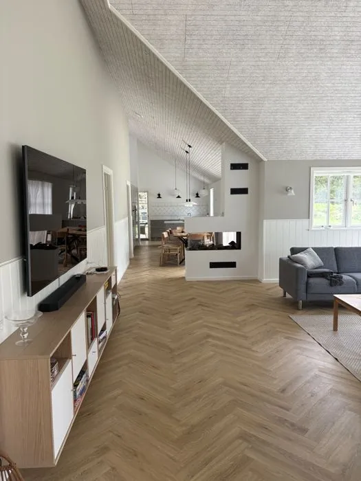 Opholdsrum med loft til kip og sildebensgulv