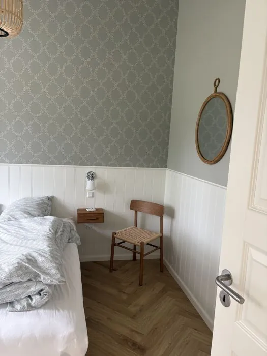 Værelse med eget tapet i badehotelstil